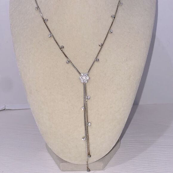 Elegant Silver Tone Necklace with Rhinestone Accents Floral Shaped Rhinestone - Picture 4 of 7